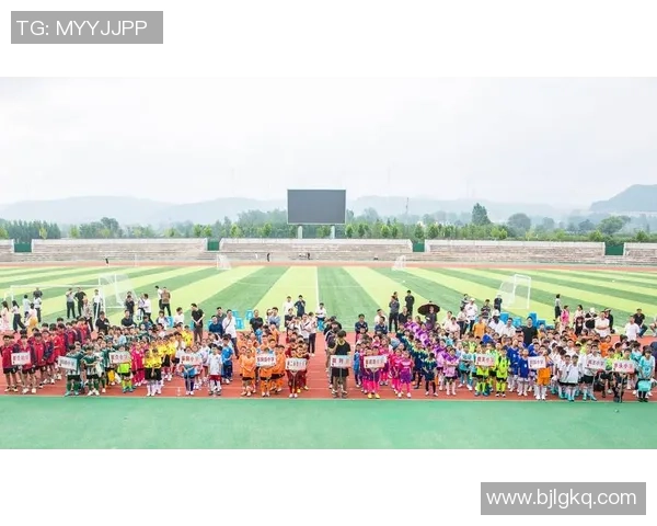 足球功德的传承与发展：如何通过足球促进社会和谐与团结