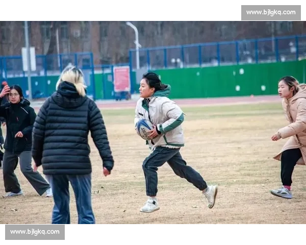 激烈对抗与团队智慧交织的橄榄球赛场风云纪实